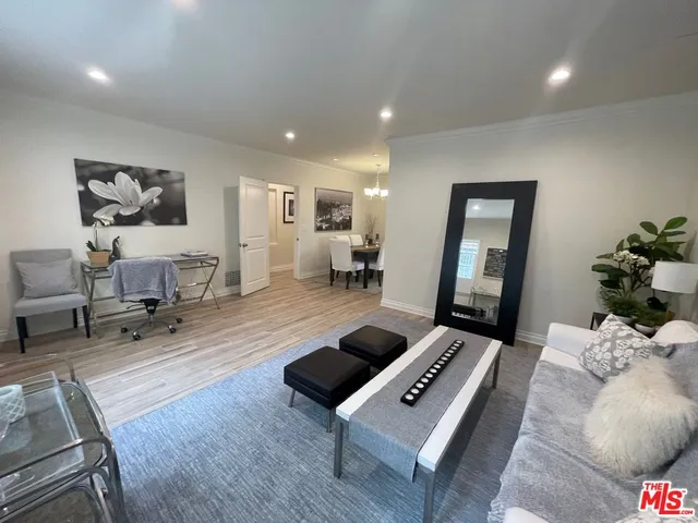 $3,750,000 | 117 North Kings Road, Los Angeles, CA 90048