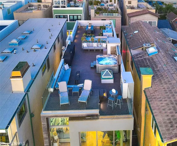 $7,100,000 | 99 A Surfside Avenue, Surfside, CA 90743