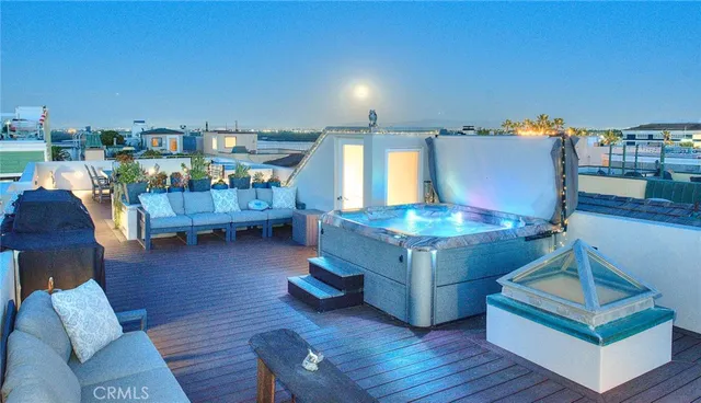 $7,100,000 | 99 A Surfside Avenue, Surfside, CA 90743