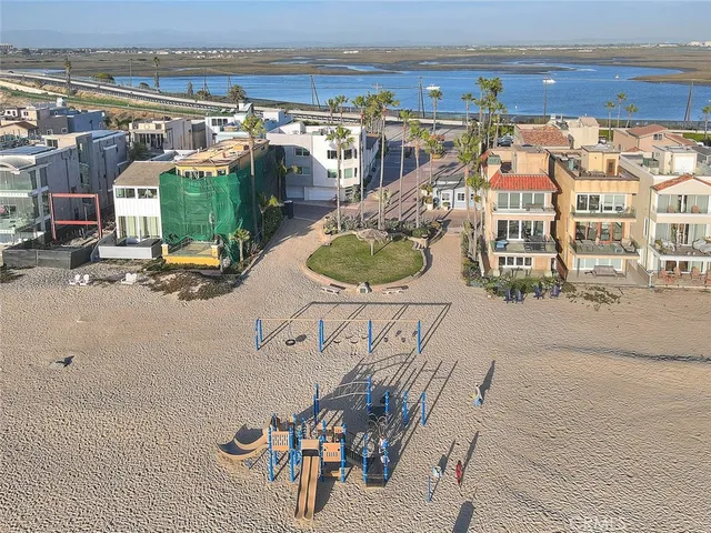 $7,100,000 | 99 A Surfside Avenue, Surfside, CA 90743