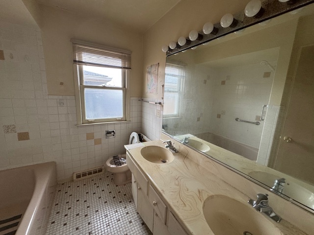 8135 West Rascher Avenue Chicago, IL 60656 - Photo 8 of 11 a bathroom with a sink and a bathtub