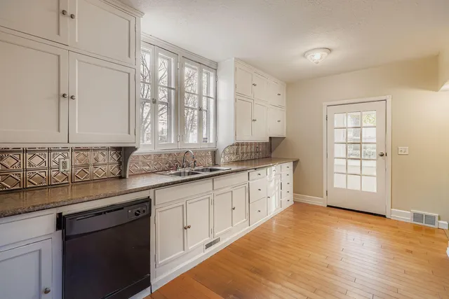 $2,599 | 988 Reaney Avenue East, St. Paul, MN 55106