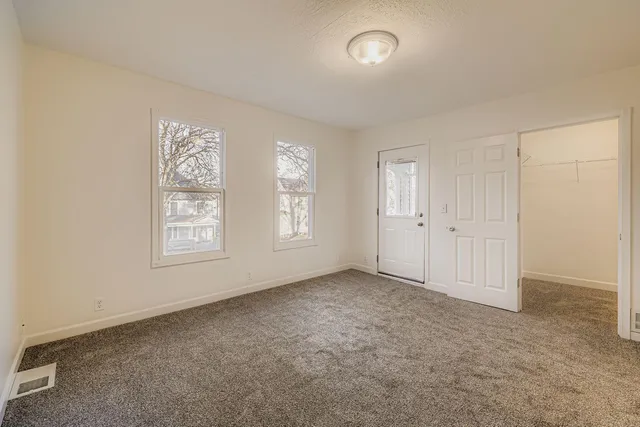 $2,599 | 988 Reaney Avenue East, St. Paul, MN 55106