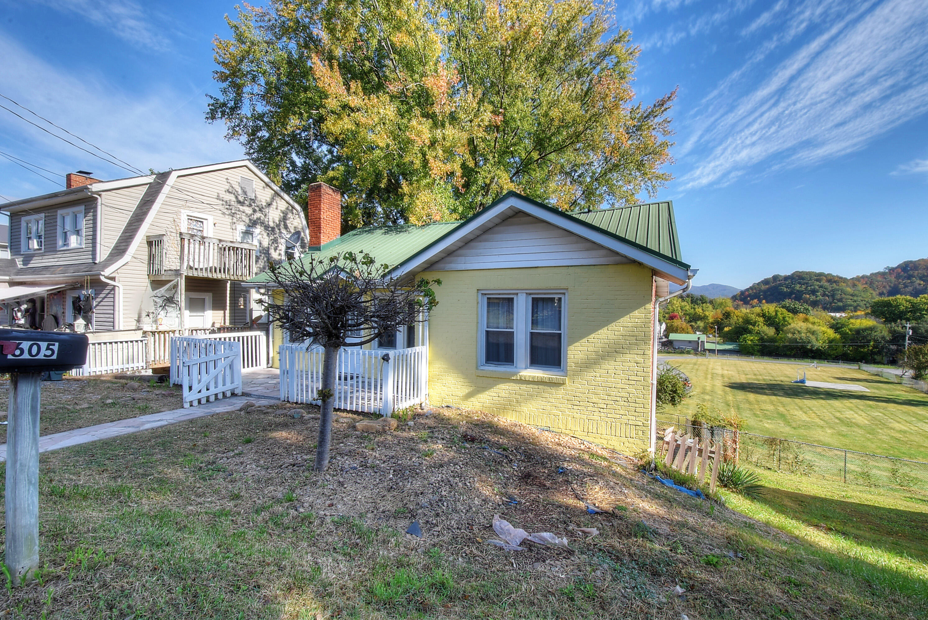 605 Maple Street Elizabethton, TN 37643 - Photo 2 of 28 DSC_0013_4_5_6_7_8