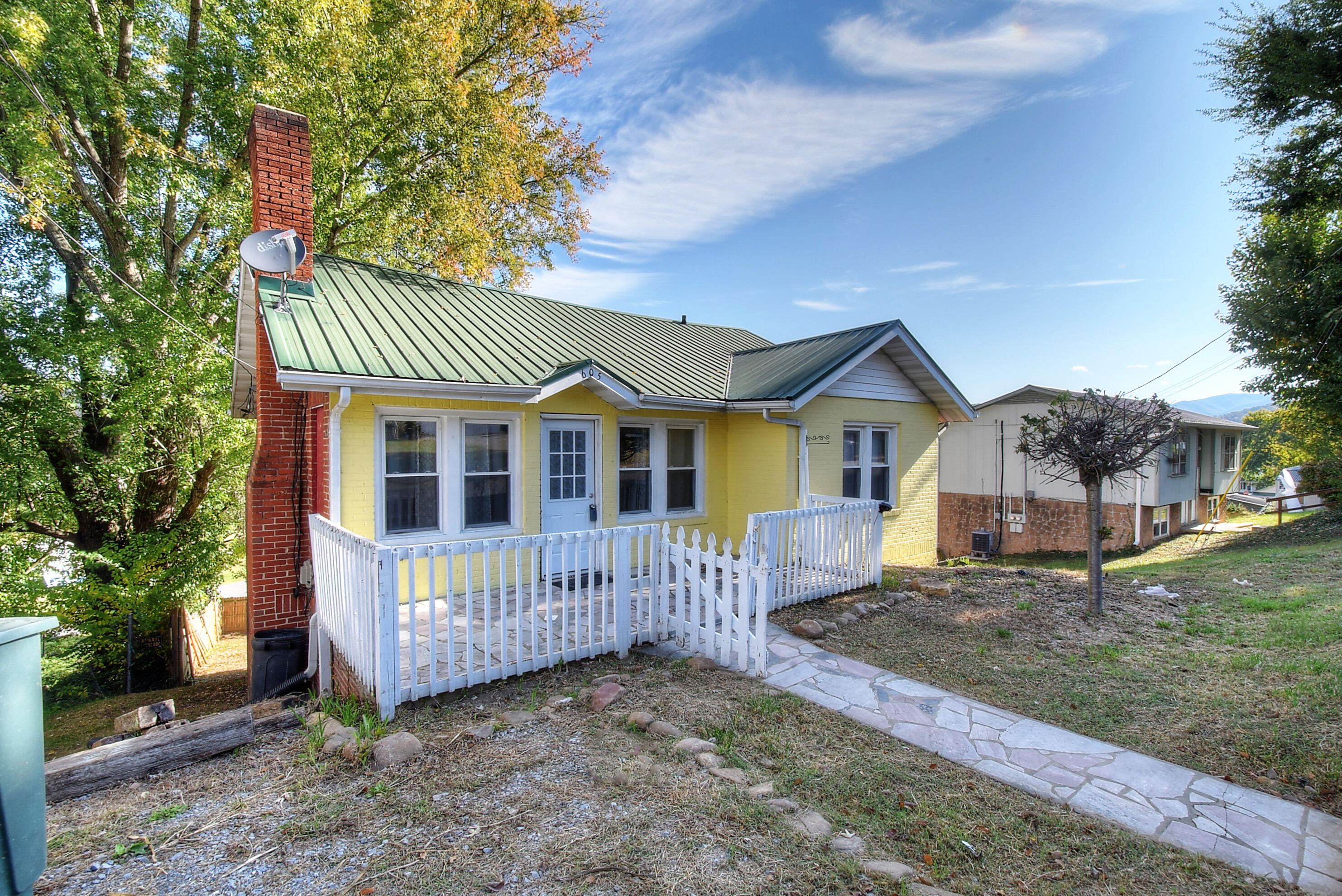 605 Maple Street Elizabethton, TN 37643 - Photo 3 of 28 DSC_0031_2_3_4_5_6