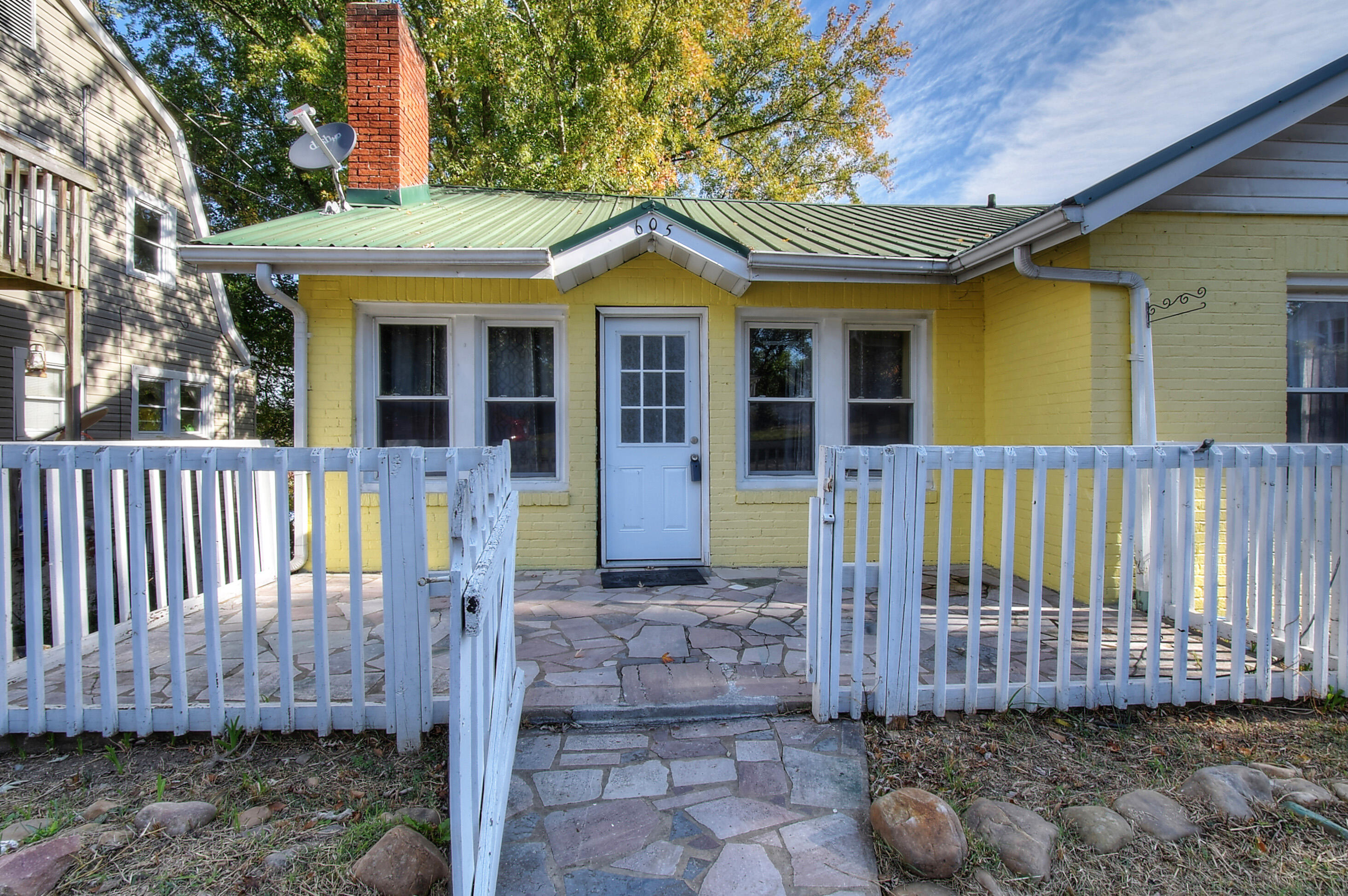605 Maple Street Elizabethton, TN 37643 - Photo 4 of 28 DSC_0049_50_51_52_53_54