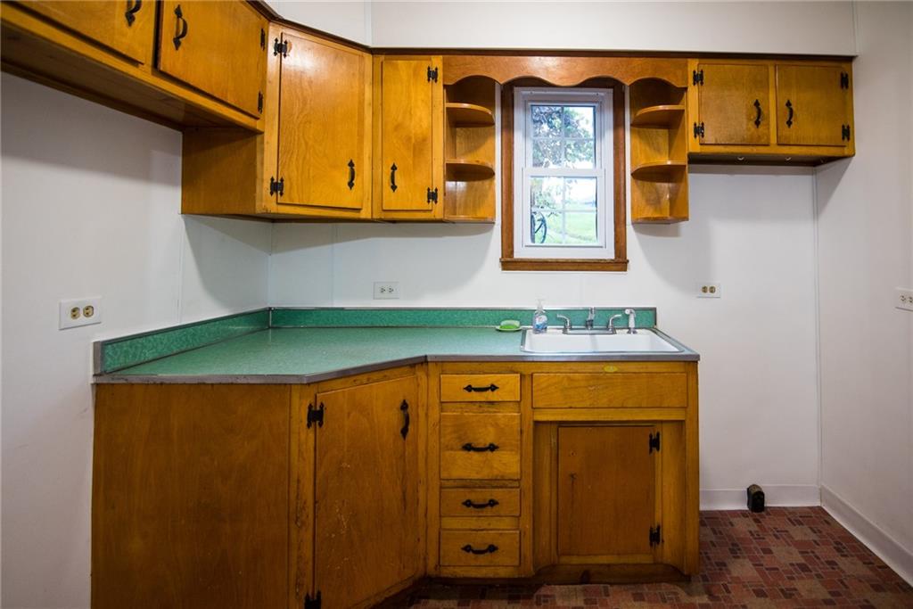 1834 Devonshire Road Coraopolis, PA 15108 - Photo 13 of 35 Gallery Image 13
