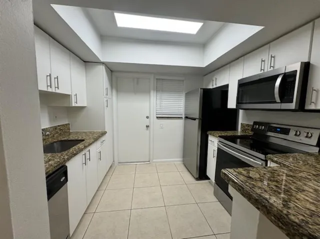 $2,025 | 3601 Van Buren Street, Unit 9, Hollywood, FL 33021