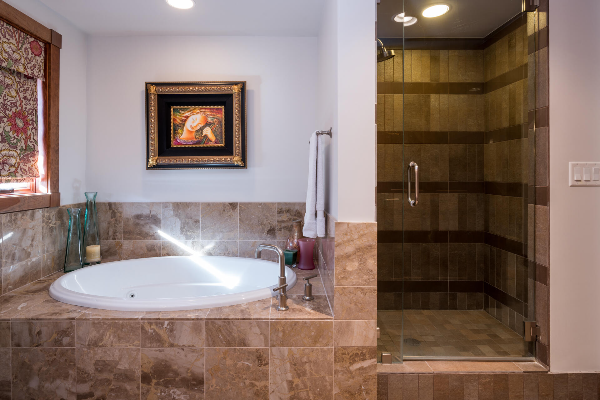 222 Second Avenue, Unit 13 Ketchum, ID 83340 - Photo 14 of 32 Primary bathroom tub and shower