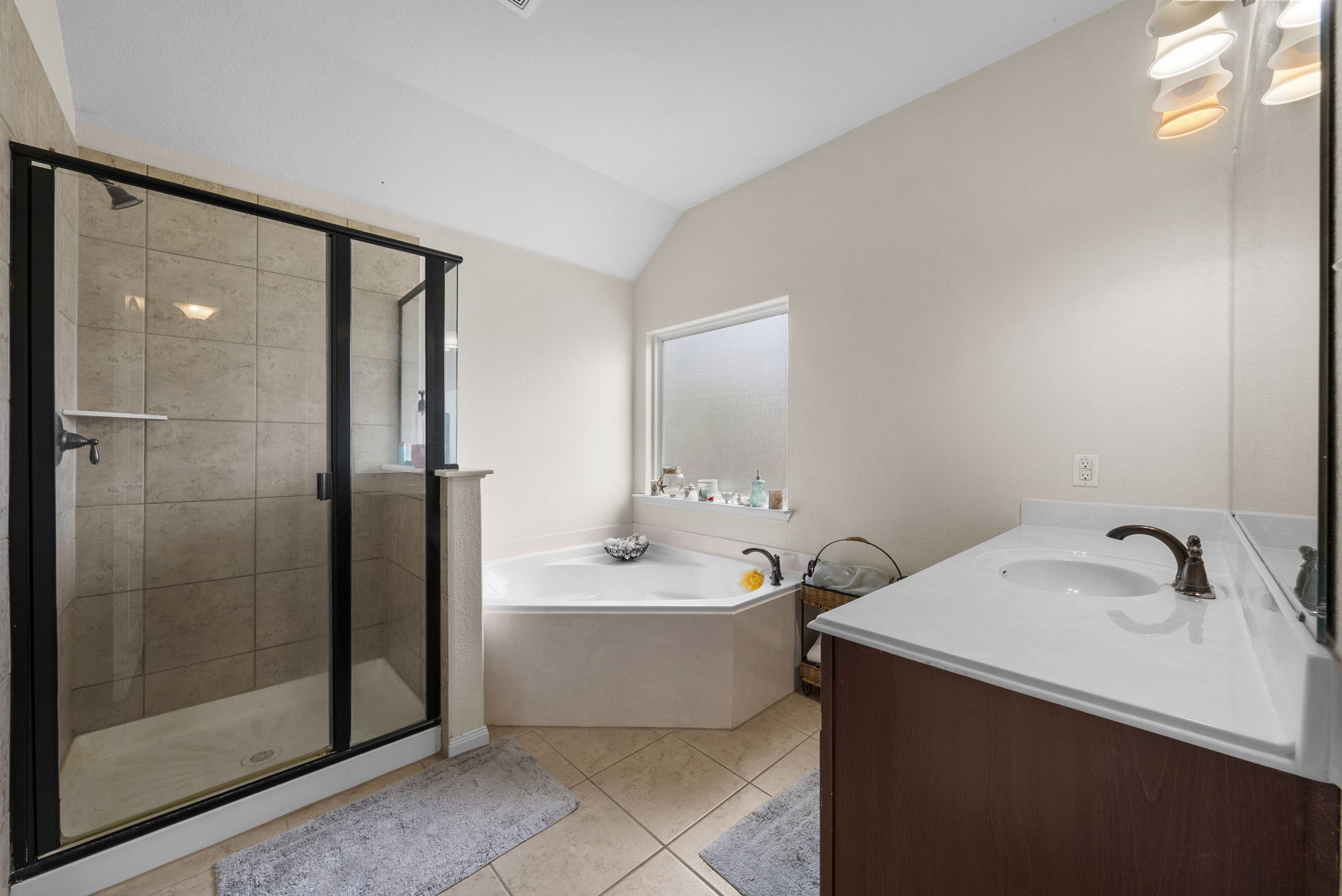 1617 Treeta Trail Kyle, TX 78640 - Photo 29 of 39 a bathroom with a bathtub and a sink