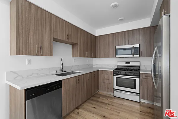 $3,300 | 5229 Willowcrest Avenue, Unit 203, North Hollywood, CA 91601