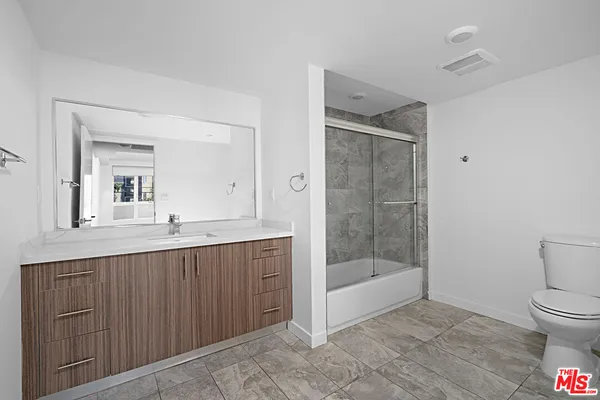 $3,300 | 5229 Willowcrest Avenue, Unit 203, North Hollywood, CA 91601
