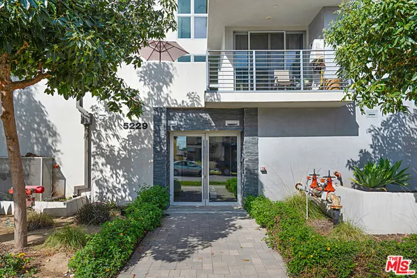 $3,300 | 5229 Willowcrest Avenue, Unit 203, North Hollywood, CA 91601