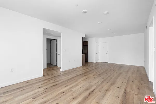 $3,300 | 5229 Willowcrest Avenue, Unit 203, North Hollywood, CA 91601