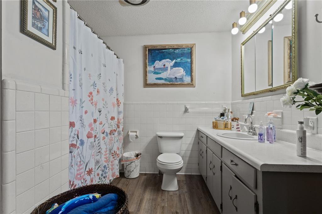 707 Campbell Town Road Walhalla, SC 29691 - Photo 17 of 19 Functional full bathroom with ample counter space and classic tile accents.