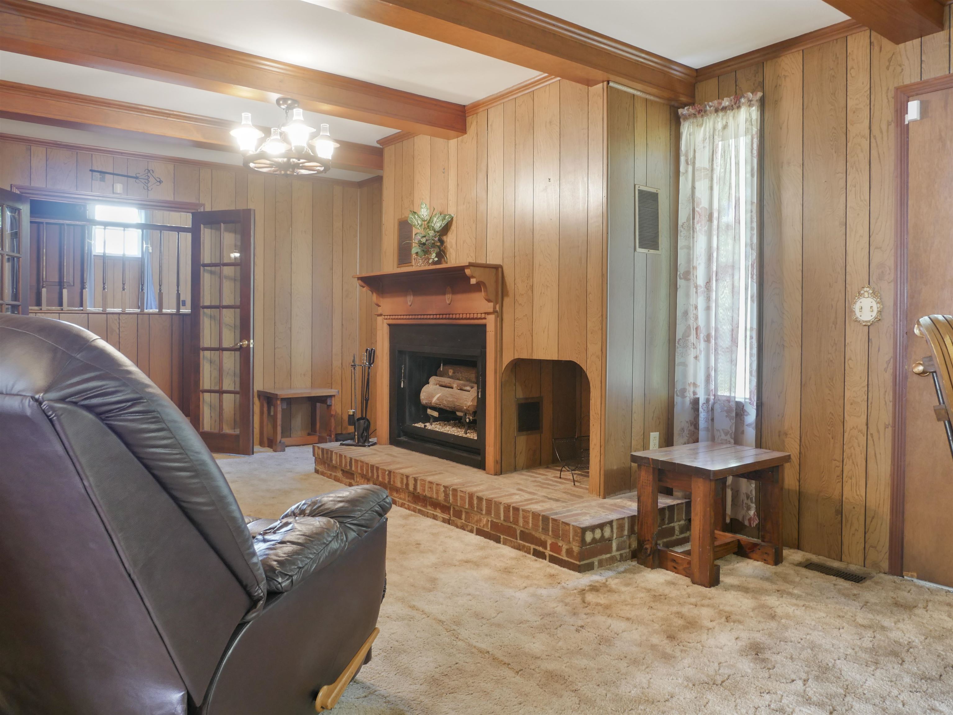 137 Turner Barton Road Landrum, SC 29356 - Photo 5 of 34 Living Room