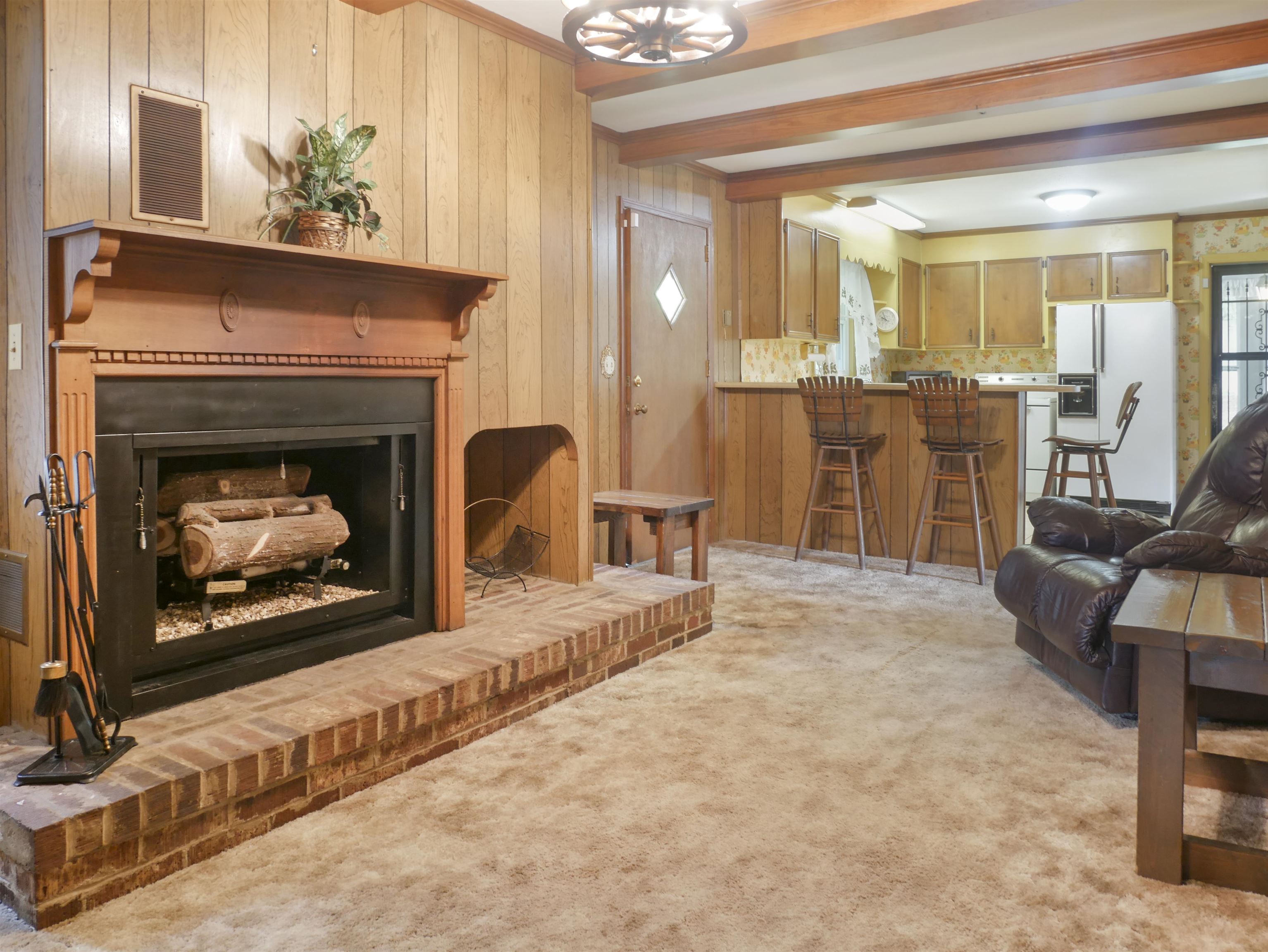 137 Turner Barton Road Landrum, SC 29356 - Photo 6 of 34 Living Room