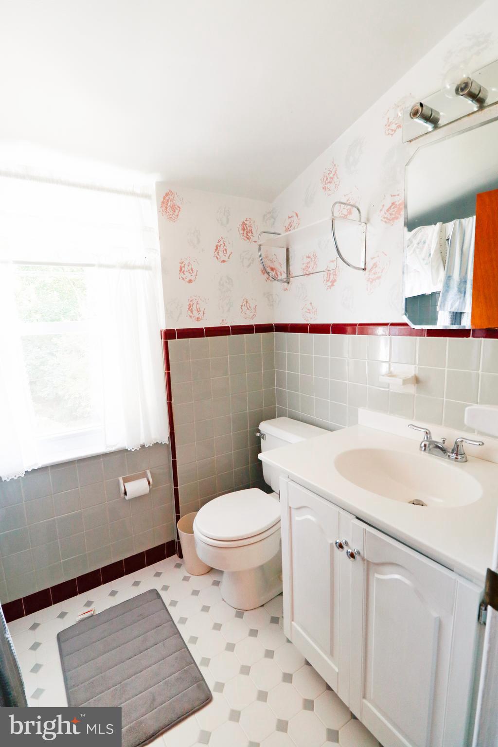 429 Granite Terrace Springfield, PA 19064 - Photo 29 of 30 2nd Floor Bathroom