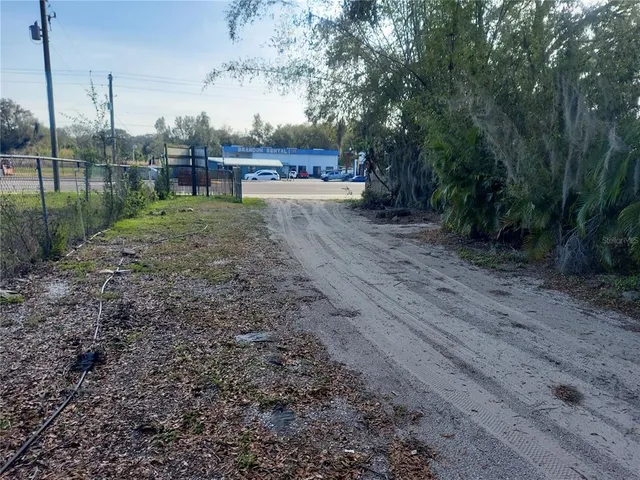a view of a yard with fountain