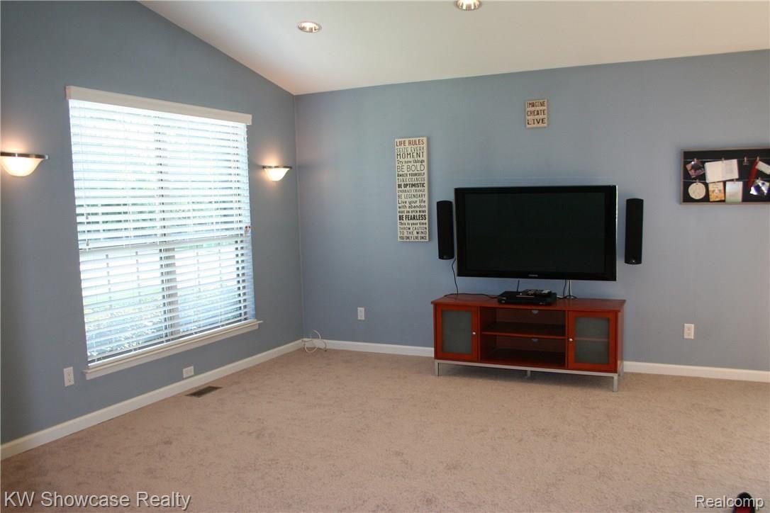 80 Pine Tree Ridge, Unit 29 Waterford, MI 48327 - Photo 2 of 15 Living room
