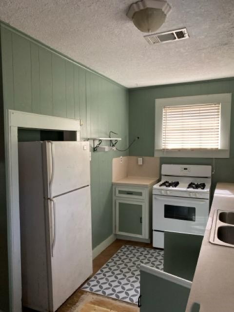 1004 Mccall Avenue Conroe, TX 77301 - Photo 8 of 14
