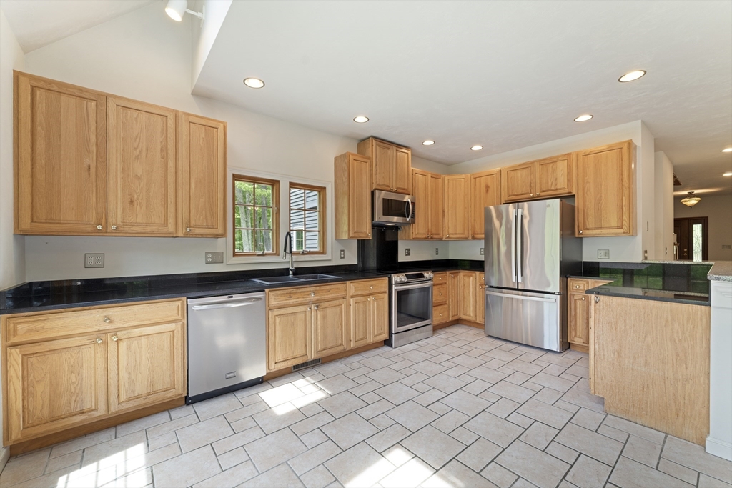 28 Vincent Road Mendon, MA 01756 - Photo 7 of 42
