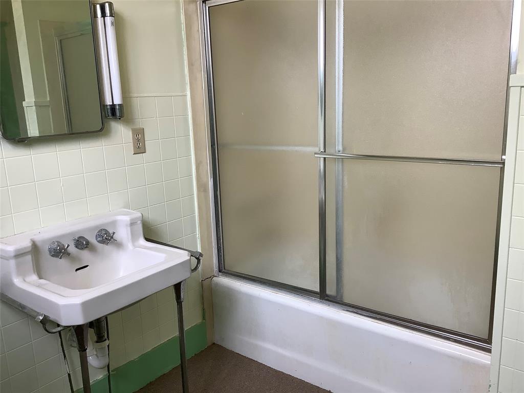 107 Crosby Street Mansfield, LA 71052 - Photo 25 of 29 a bathroom with a sink and a mirror