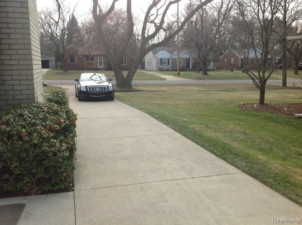 16940 Beverly Road Franklin, MI 48025 - Photo 3 of 18 DRIVEWAY.jpg