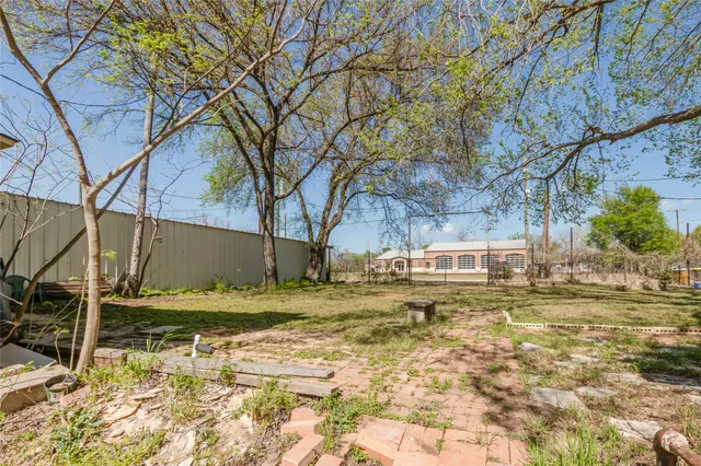 a view of yard with tree