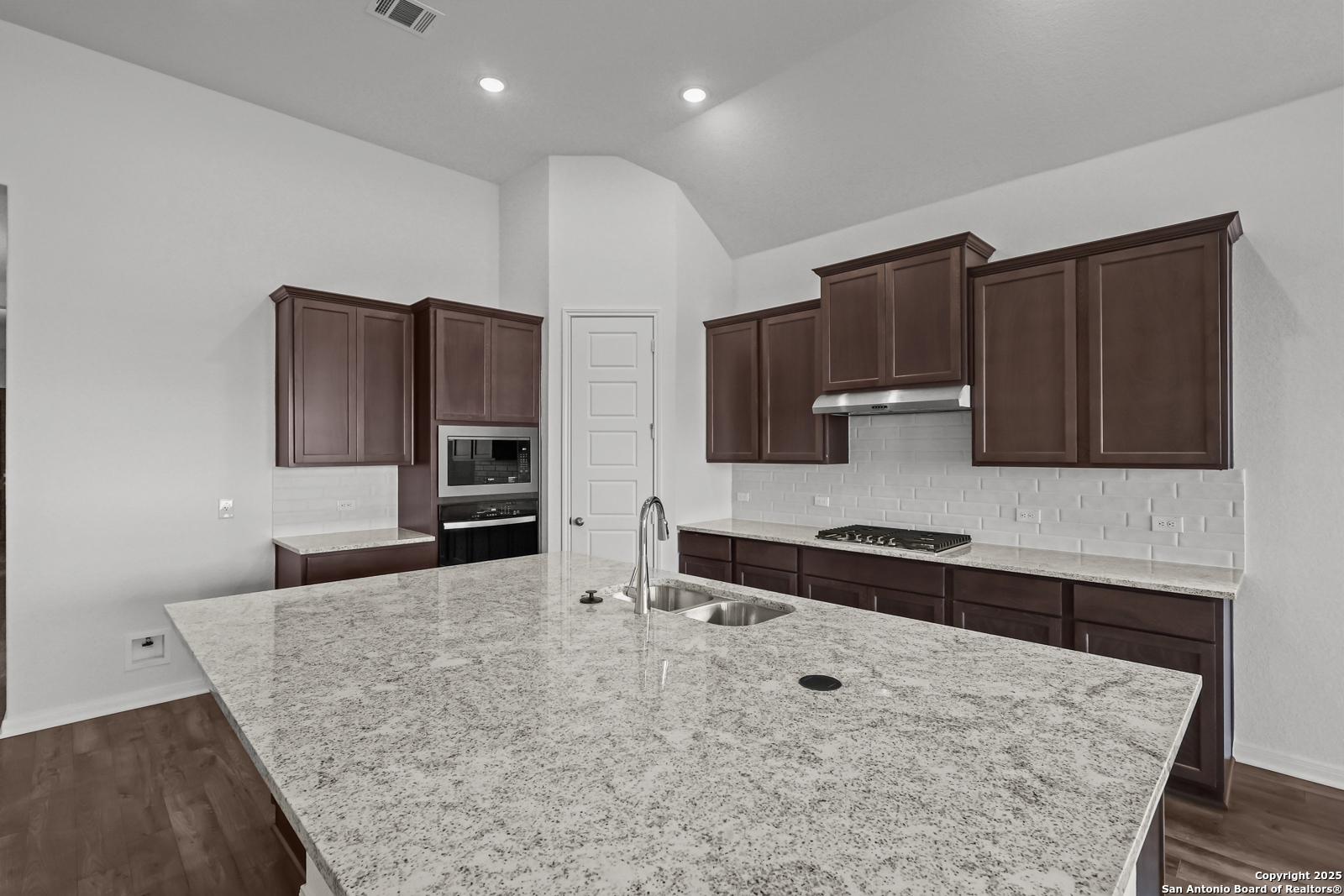 2907 Eagle Rise San Antonio, TX 78245 - Photo 9 of 32