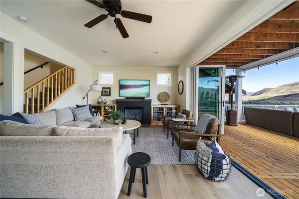$1,989,000 | 350 Porcupine Lane, Chelan, WA 98816
