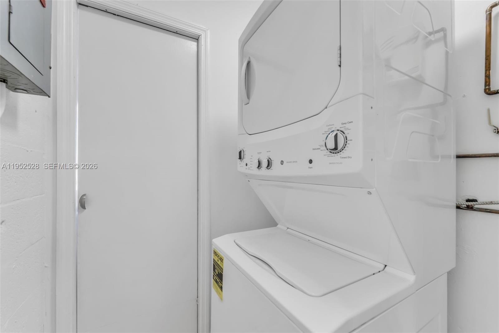 9567 Southwest 59th Terrace Miami, FL 33173 - Photo 31 of 36 a utility room with dryer and washer