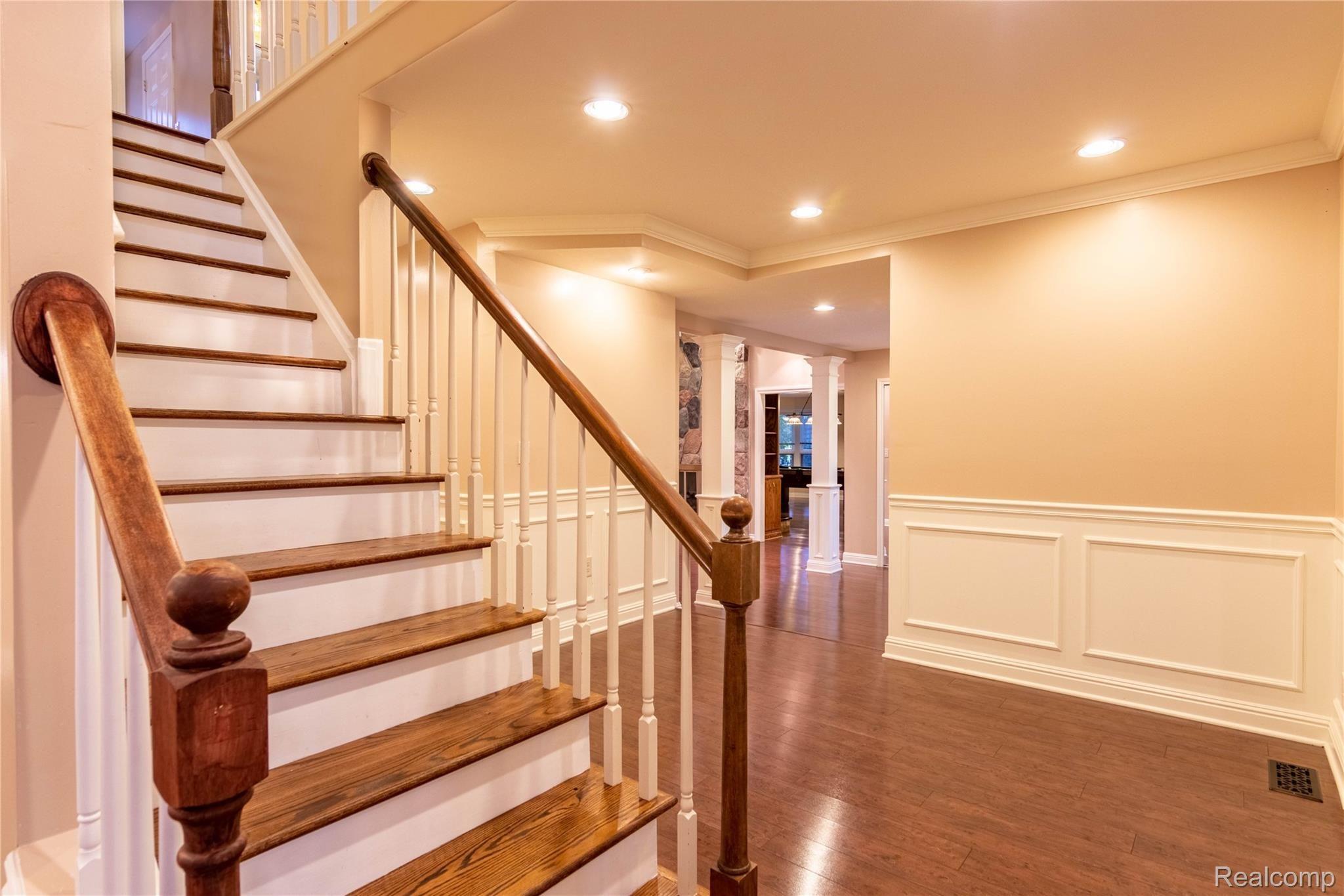 33414 Old Timber Road Farmington, MI 48331 - Photo 18 of 36 45.Stairway
