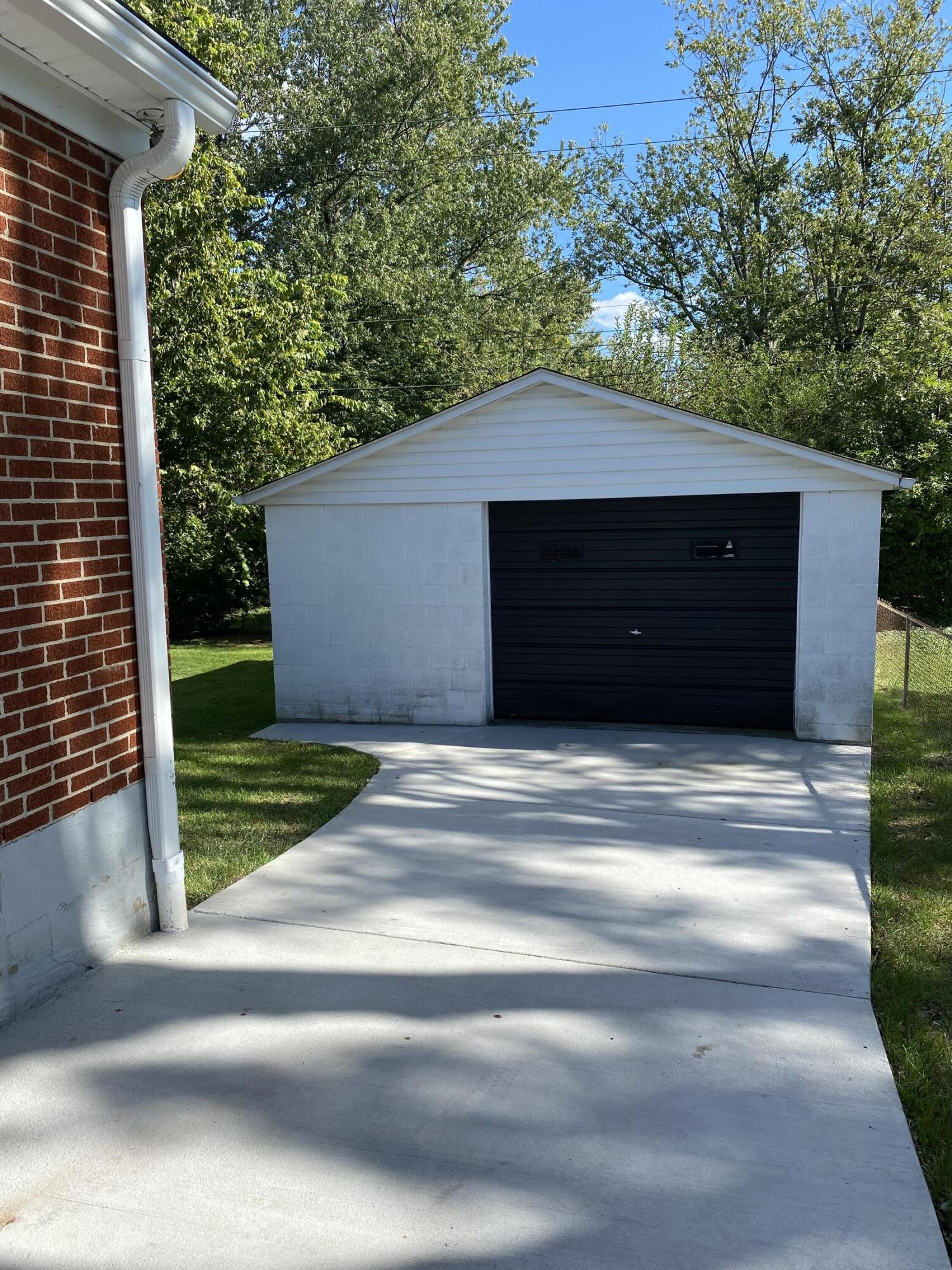 2324 Harrodsburg Road Lexington, KY 40503 - Photo 6 of 19 IMG-2126