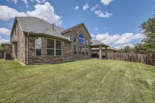 a view of a house with backyard and porch