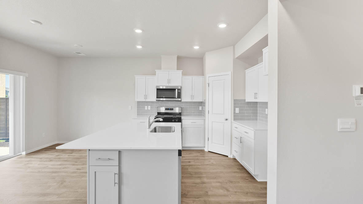 61148 Southeast Splendor Lane Bend, OR 97702 - Photo 7 of 26 007 kitchen