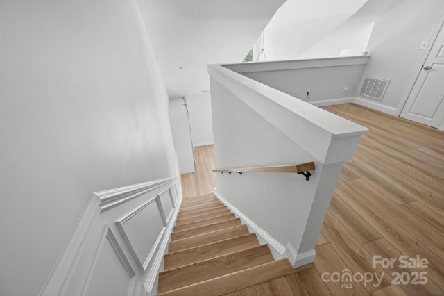 a view of entryway and kitchen