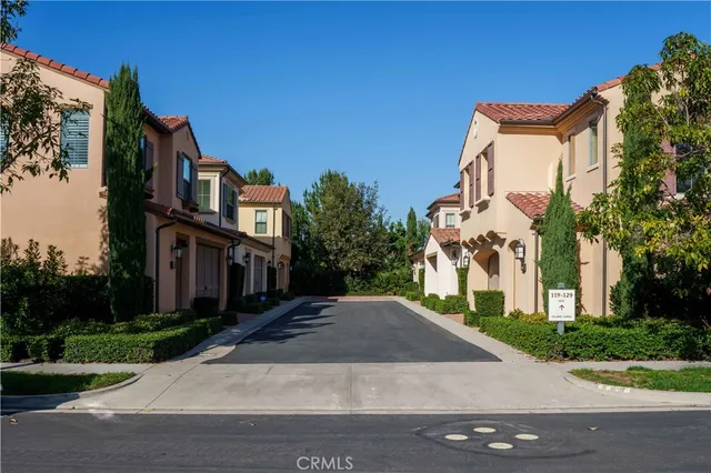 a view of a house with yard