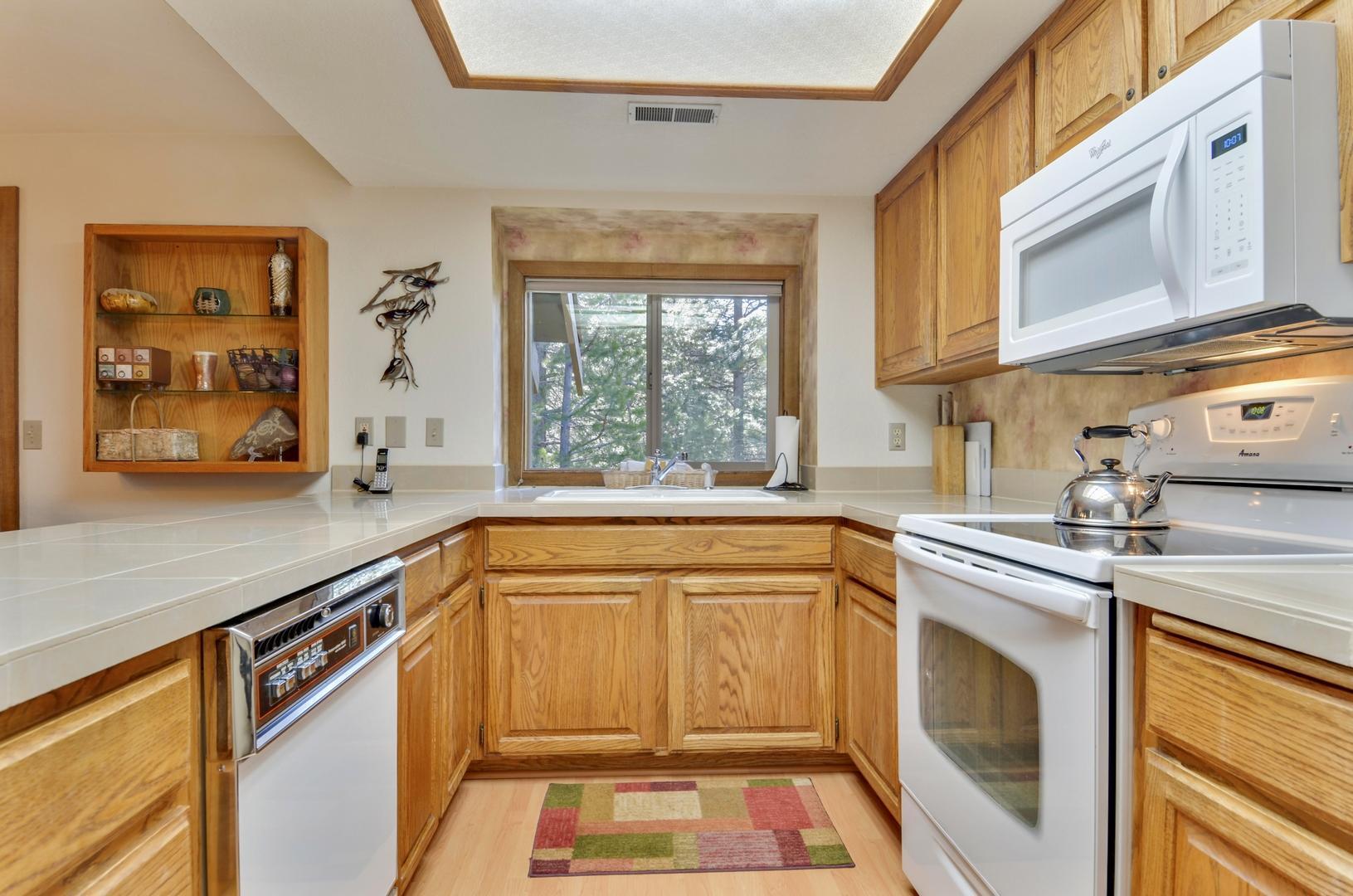 57301 Beaver Ridge Loop, Unit 10 Sunriver, OR 97707 - Photo 9 of 23 a kitchen that has a sink and a stove