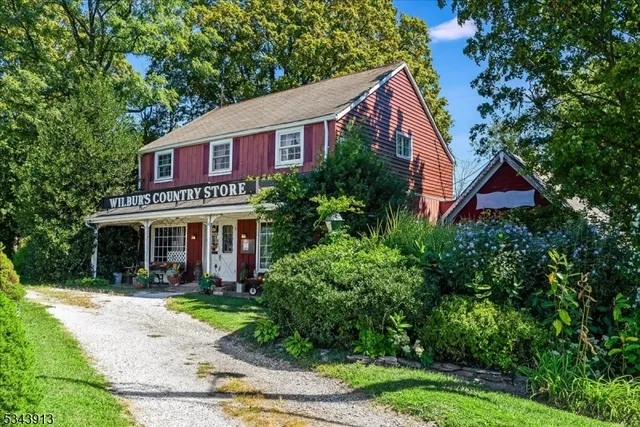 a view of a house with yard and plants