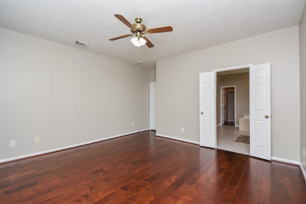27 West Rumple Creek Place Spring, TX 77381 - Photo 16 of 32 Relax after a long day in this private and spacious bedroom.