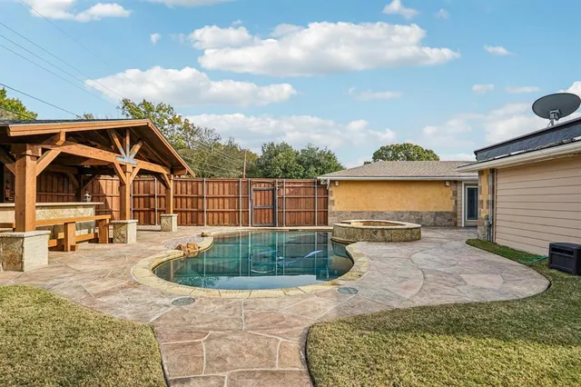 a view of a house with backyard