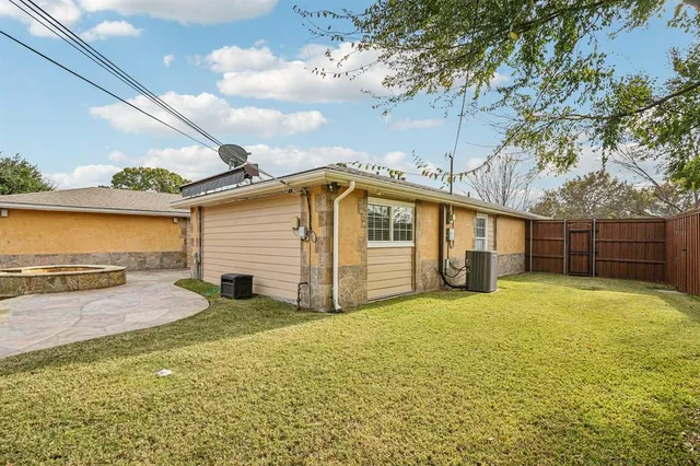 a view of a backyard with a house