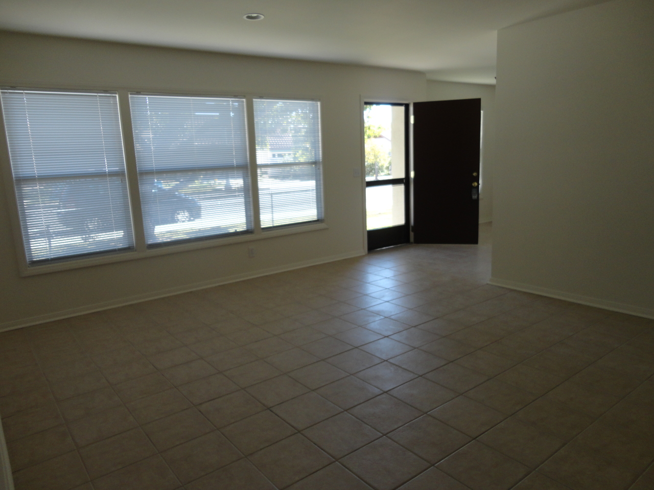 335 Oliver Road Santa Barbara, CA 93109 - Photo 3 of 6 337 Living Room