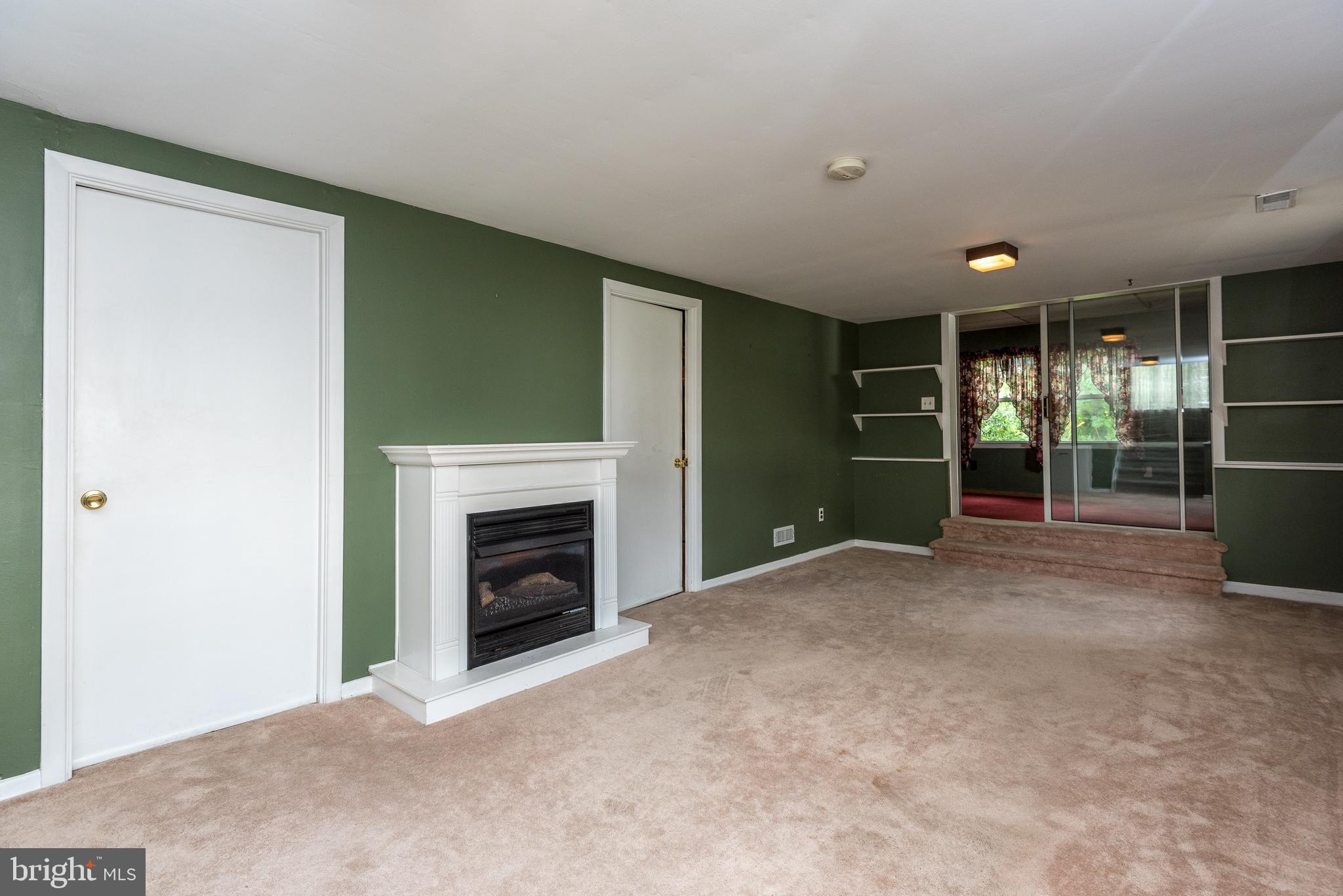 2876 Senak Road Abington, PA 19001 - Photo 23 of 32 Familyroom w/gas fireplace