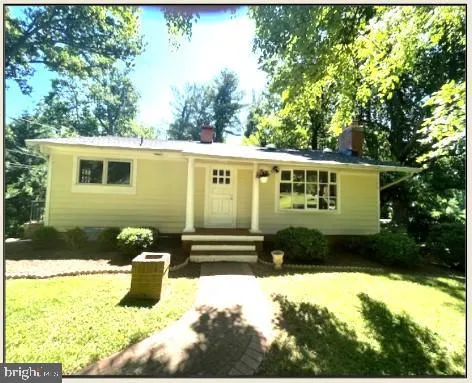 a view of a house with back yard