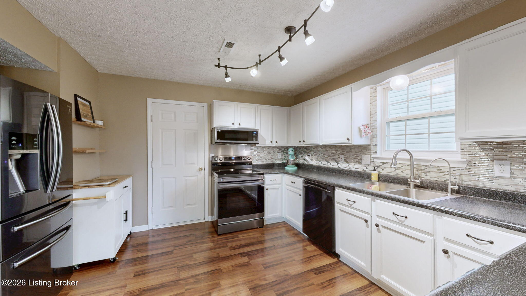 10711 Bayport Road Louisville, KY 40299 - Photo 11 of 33 10-web-or-mls-10711 Bayport Rd Louisvill