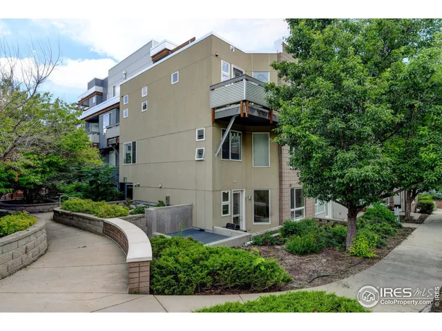 a view of a back yard of the house