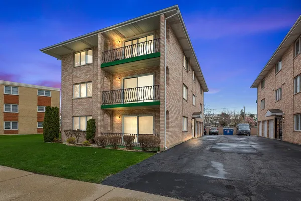 $2,250 | 5359 Edison Avenue, Unit 2N, Oak Lawn, IL 60453