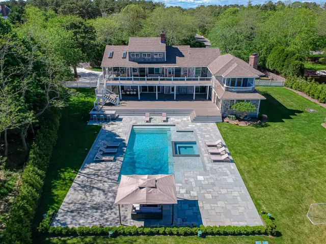 a view of a yard with a fountain